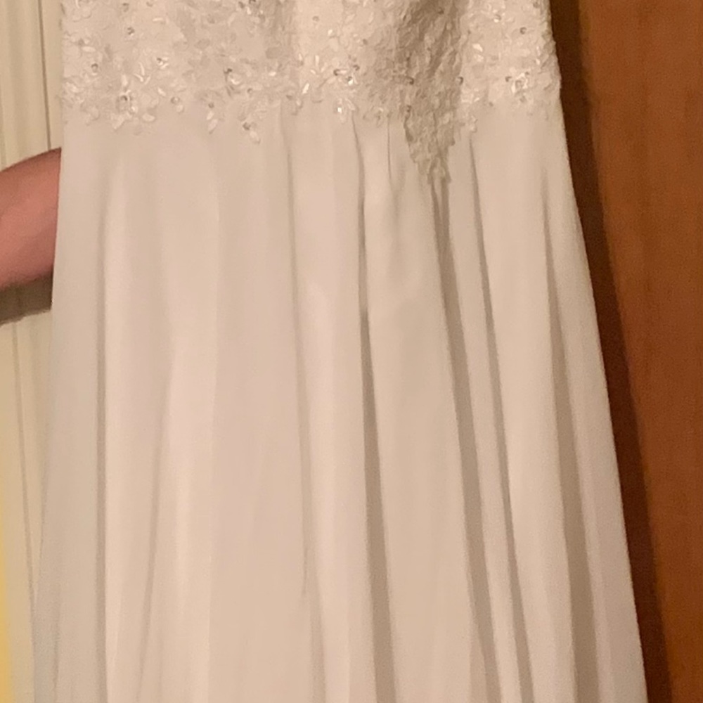 Long wedding dress, with train. - Picture 10 of 11